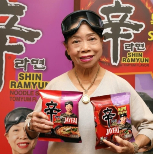 瘋mall環球代購 泰國農心冬蔭功辛辣麵 X 米芝蓮一星JayFai - 美食界的絕妙結合!